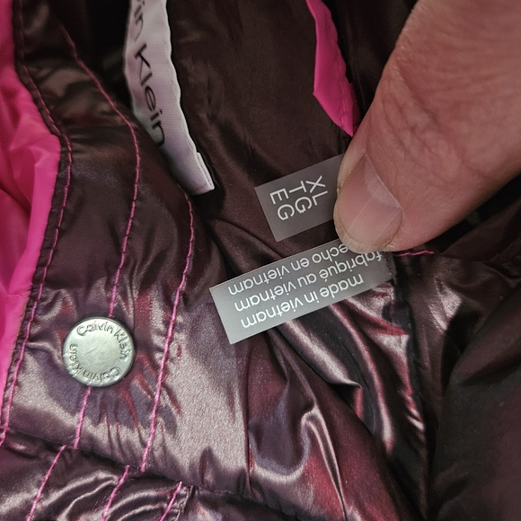 Calvin Klein Cropped Hooded Puffer Jacket - Picture 4 of 5